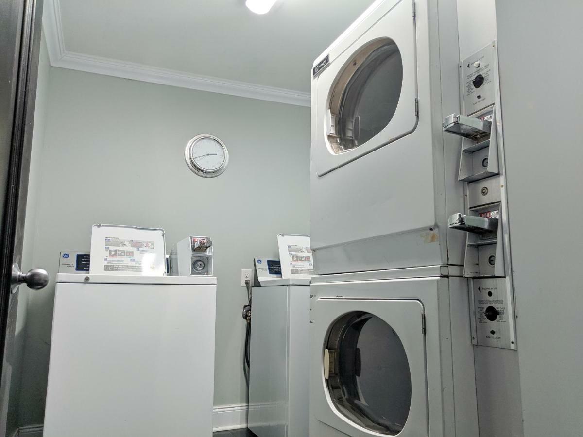 Skyline Motel Фредериктън Екстериор снимка