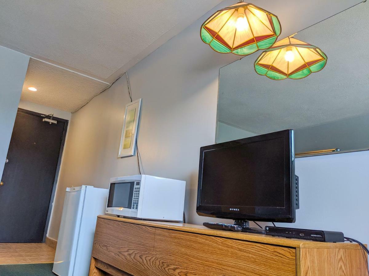Skyline Motel Фредериктън Екстериор снимка