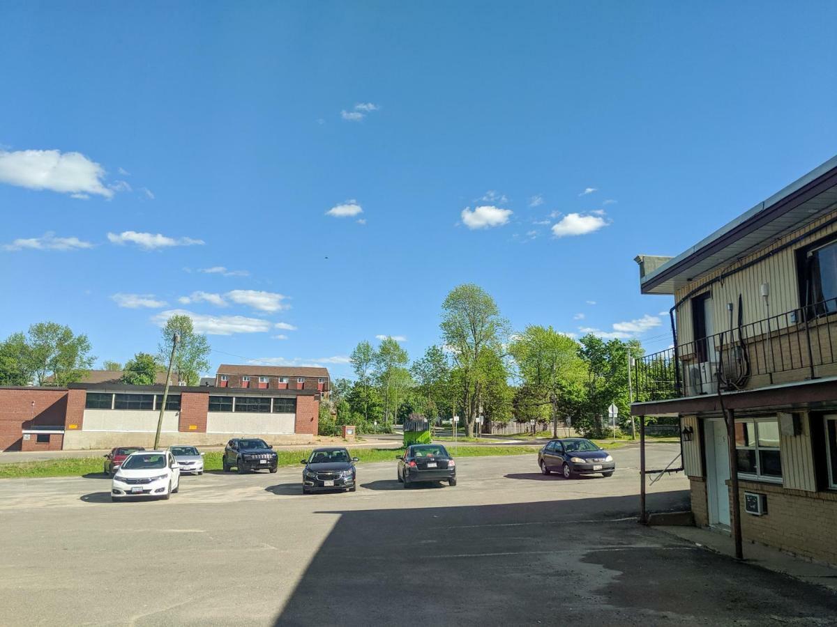 Skyline Motel Фредериктън Екстериор снимка